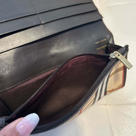 BURBERRY Authentic!! - Picture 8 of 9